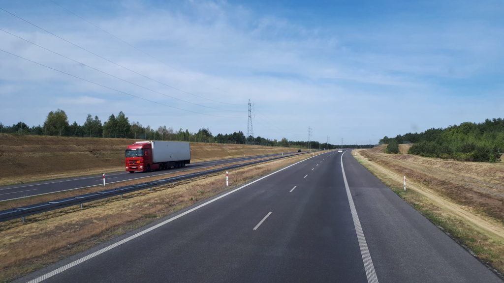 Autostrada A2 w województwie łódzkim z ciężarówką na prawym pasie