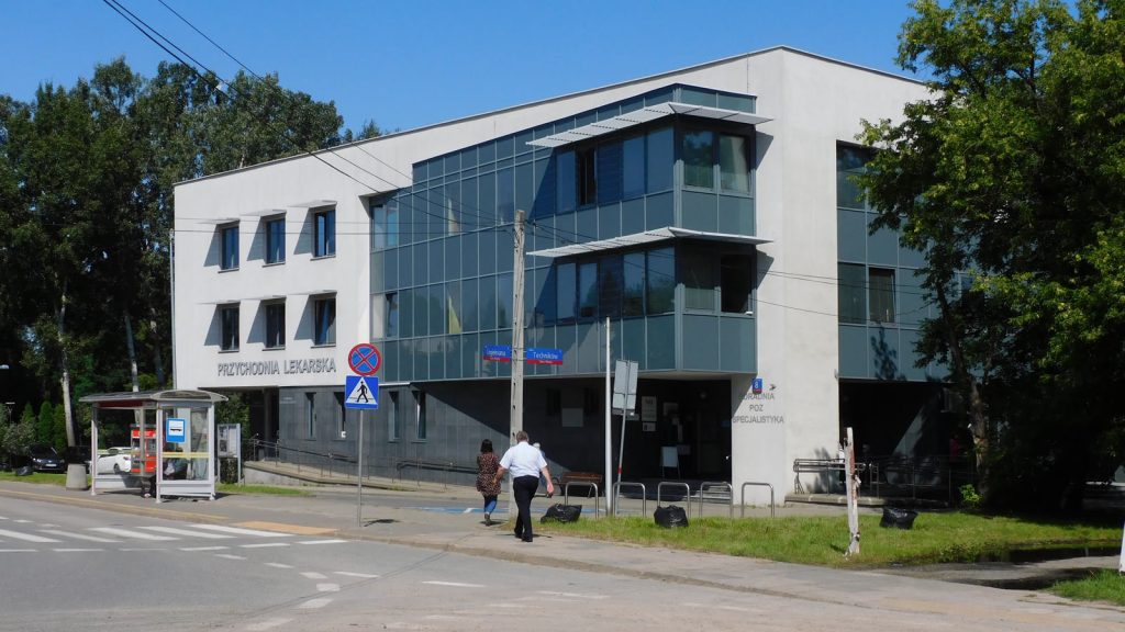 Budynek przychodni lekarskiej z poradnią POZ przy ulicy Cegielnianej w Warszawie, przed wejściem idą dwie osoby.