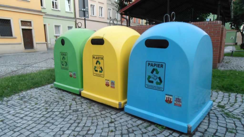 Pojemniki do segregacji odpadów z oznaczeniami PLASTIK i PAPIER przy chodniku