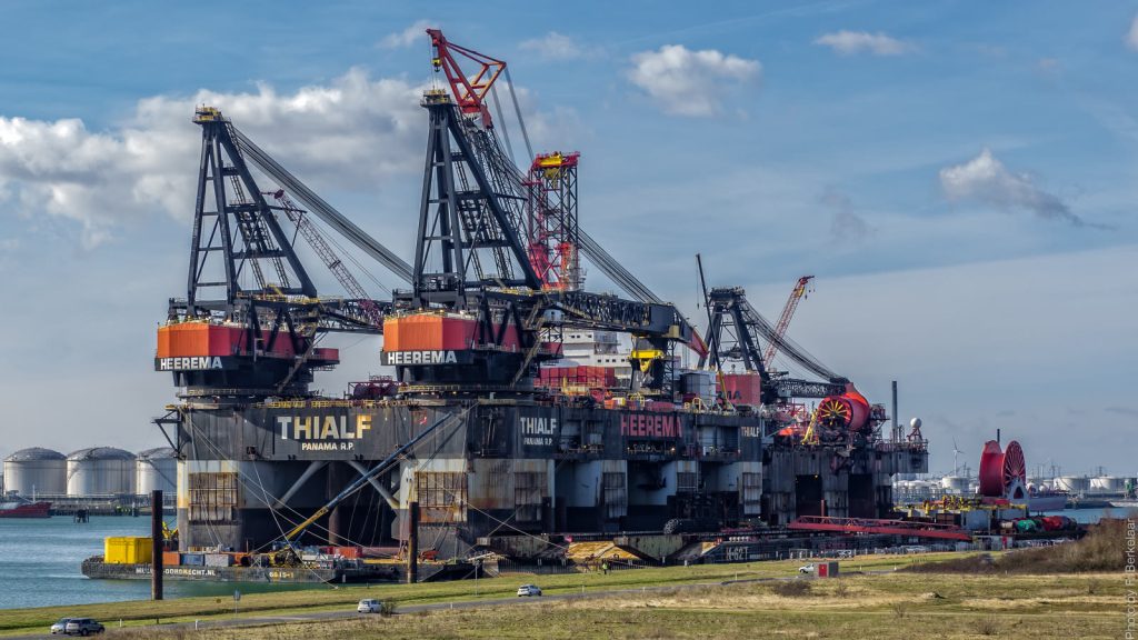Półzanurzalny dźwig pływający Thialf z dwoma dźwigami i napisem HEEREMA, zacumowany przy nabrzeżu