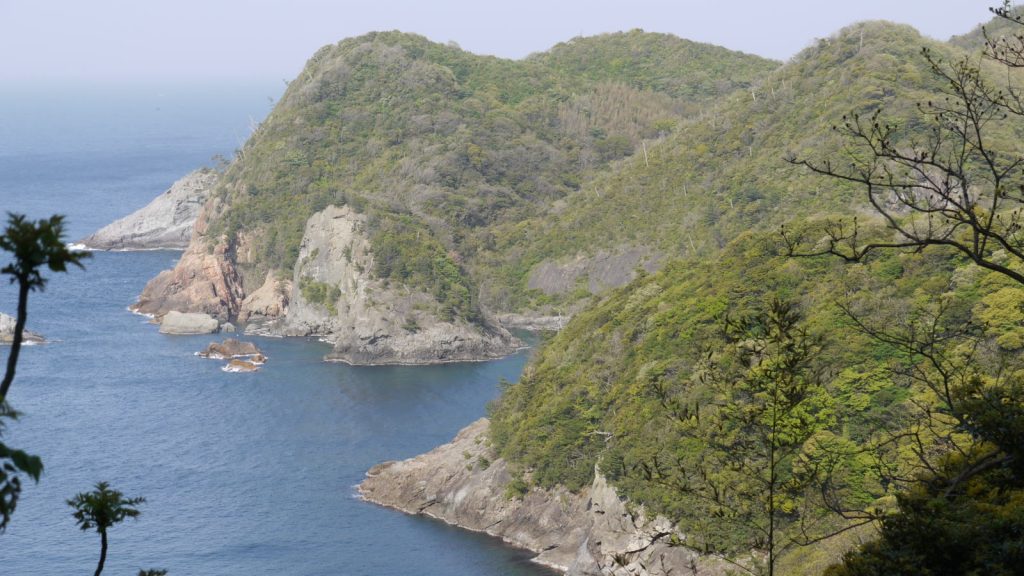 Zielone wzgórza i skaliste wybrzeże półwyspu Shimane nad Morzem Japońskim.