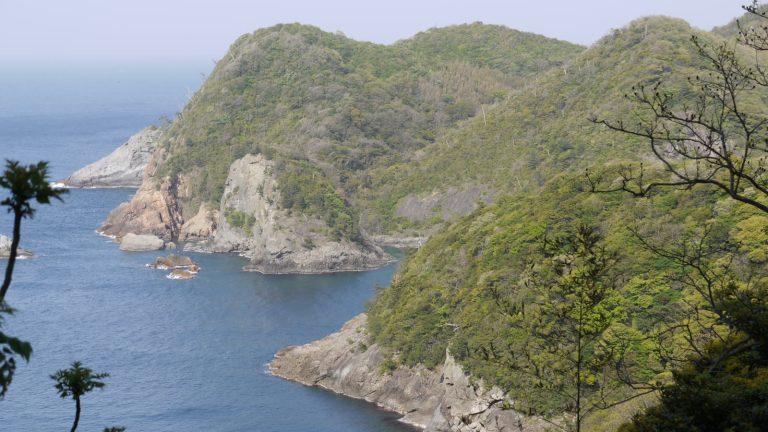Zielone wzgórza i skaliste wybrzeże półwyspu Shimane nad Morzem Japońskim.