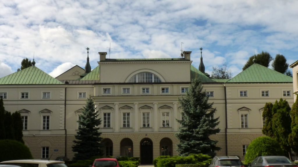 Klasycystyczna fasada Pałacu Paca przy ulicy Miodowej 15 w Warszawie, siedziby Ministerstwa Zdrowia